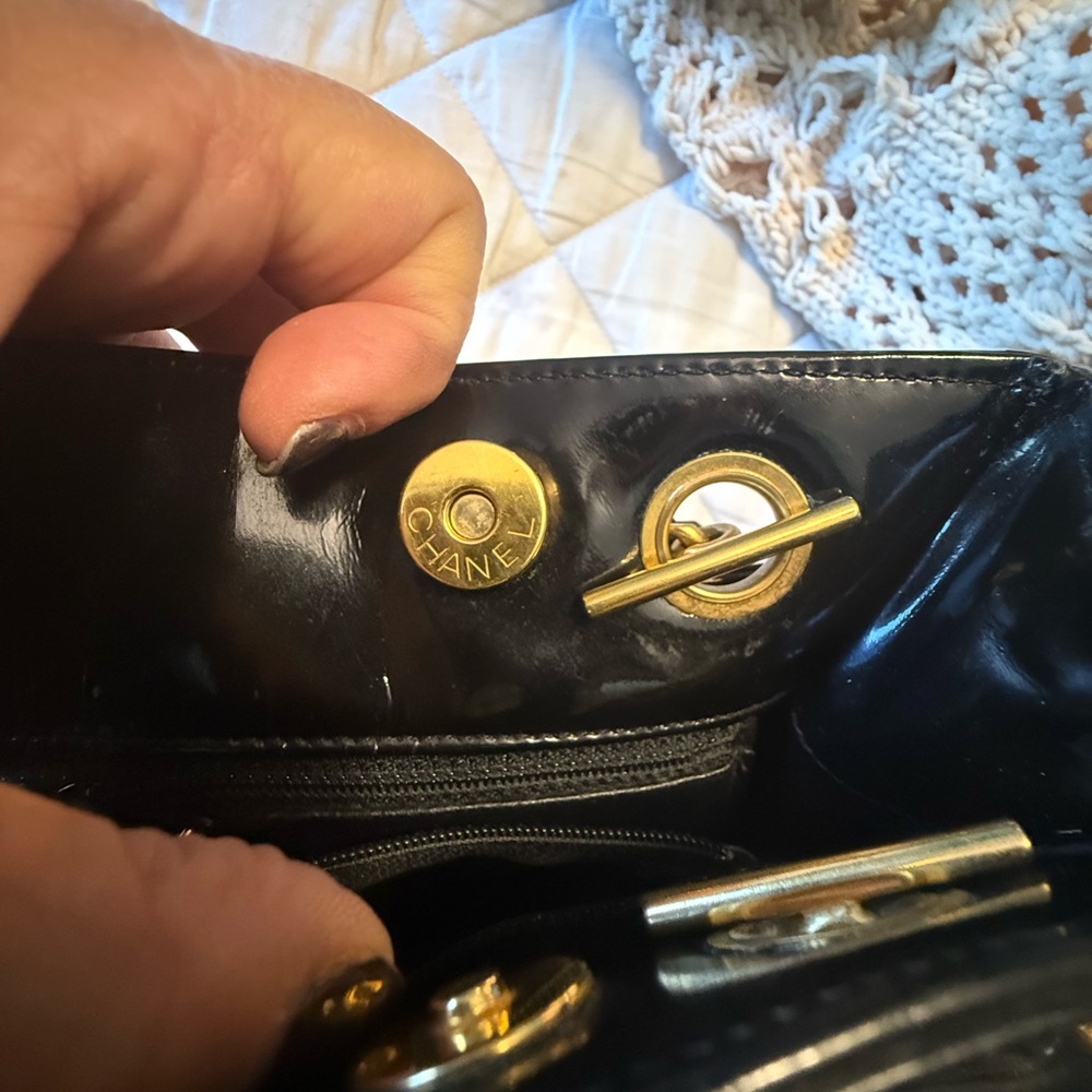 TODAY only !! $550 ON SALE!! Chanel Glossy Black Shoulder Bag . AUTHENTIC - Picture 6 of 9